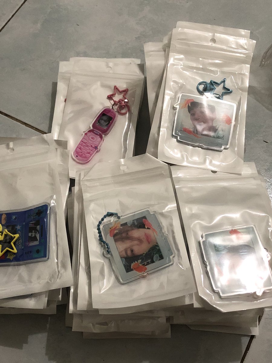 SPCfiles's tweet photo. aku mulai pack hari ini karna baru sampe dan buat yg mau starchain item sama navy di vendor lg tipis jd ada yg di sesuaiin sama akrilik warna nya 🥹 https://t.co/90tTPQKbsU