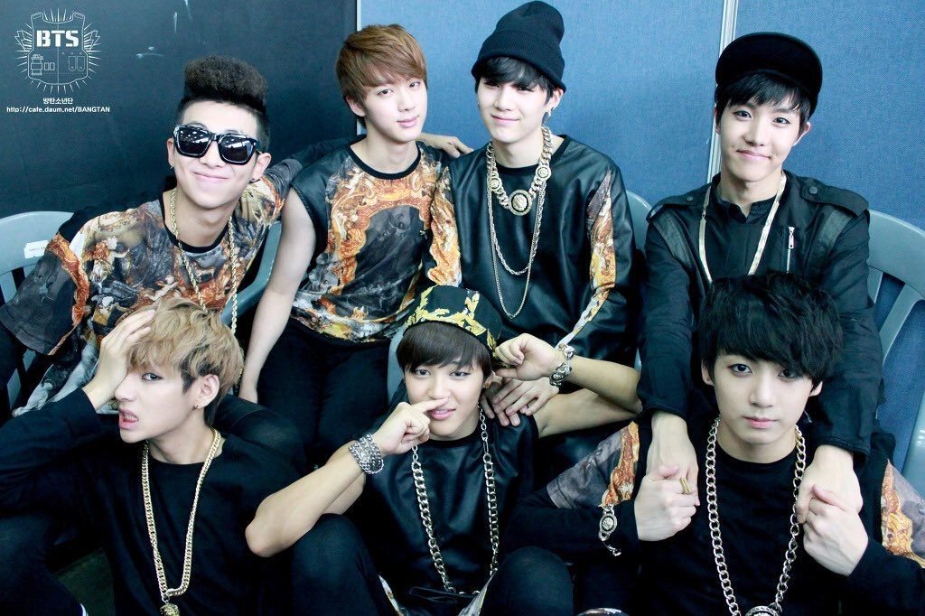 musicnewsfactpl's tweet photo. 11 lat temu zadebiutował jeden z największych boysbandów XXI wieku.

BTS są aktualnie najlepiej sprzedającymi się koreańskimi artystami oraz byli pierwszymi koreańskimi artystami, którzy zdobyli nominację do Grammy i znaleźli się na 1. miejscu listy Billboard 200 i Hot 100. https://t.co/ZZa6DN59Qs