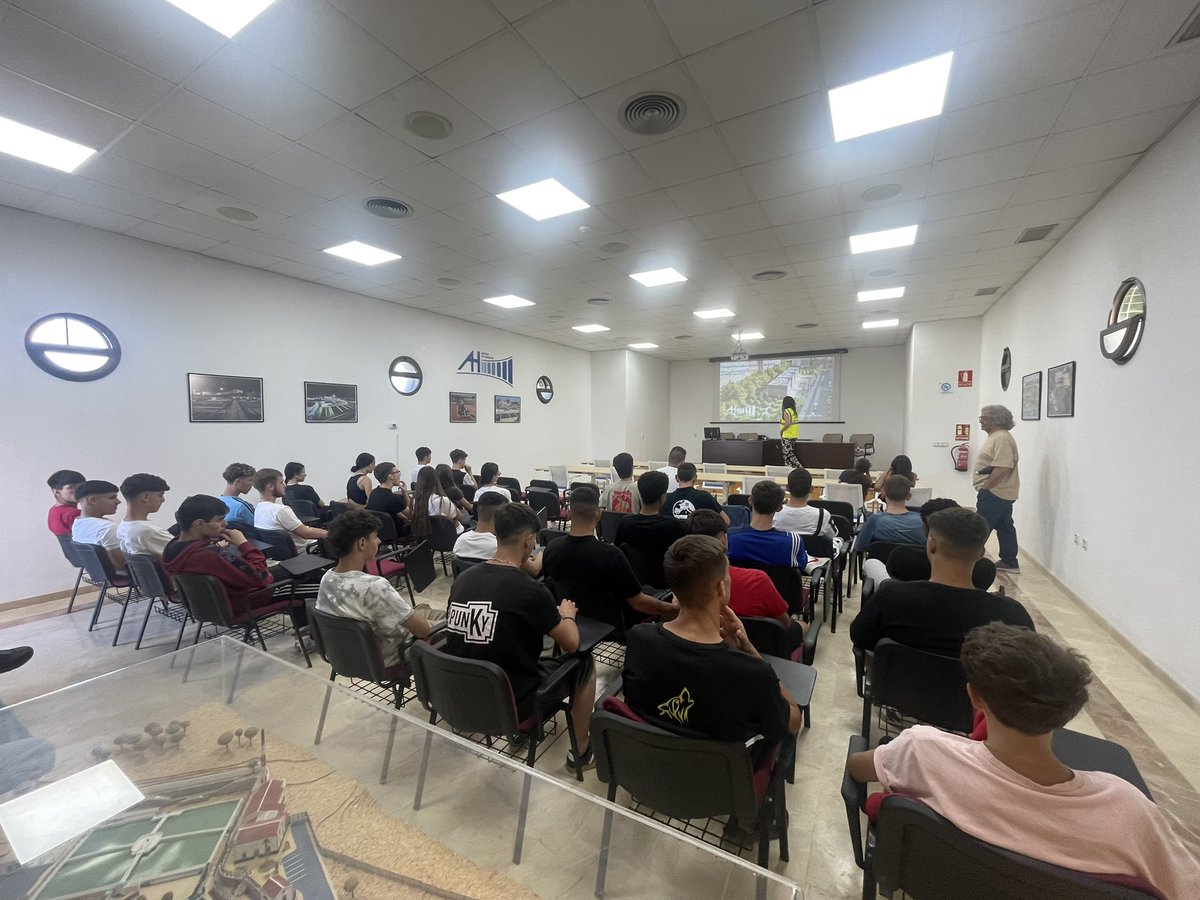 Nuestras compañeras <a href="/nmoyasan/">Natividad Moya</a> y <a href="/Lorena7GA/">Lorena González</a> acompañan hoy alumnos de secundaria del Colegio Salesianos <a href="/SalesianosEs/">Salesianos España</a> para explicarles los procesos de potabilización y el ciclo urbano del agua 💧. Abastecemos de agua potable🚰 de calidad ☑️ 24h x 365 días del año, TODO UN RETO.