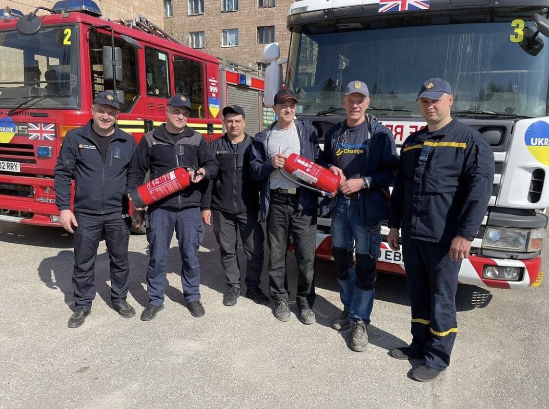 OpChangeSweden's tweet photo. @SwedishRescuers Här är ett exempel på brandmän i Ukraina som mottagit utrustning från OC. Brandman är ett riskfyllt men vitalt yrke i en situation då Ryssland aktivt använder taktiker för att skada och döda så mycket blåsljuspersonal som möjligt. https://t.co/bYXVX3G9kb