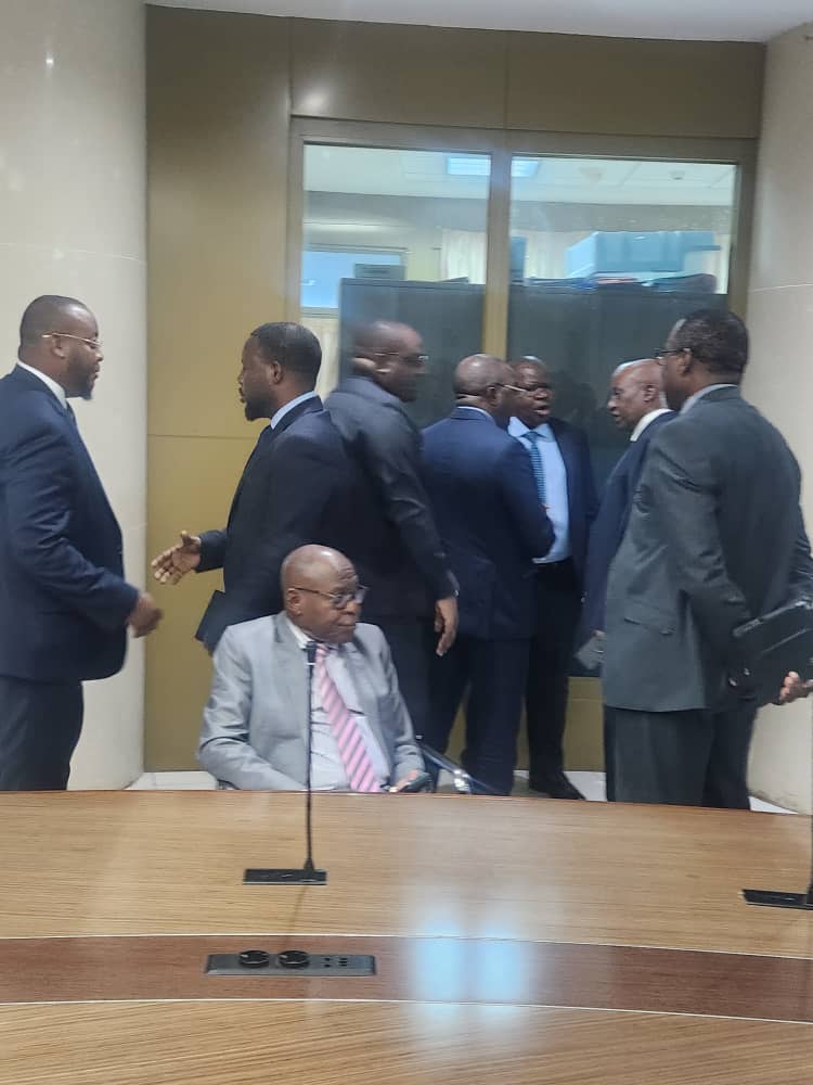 Urgent !
Décor Planté: la passation de pouvoir entre la Ministre des Mines sortant  Antoinette N'SAMBA KALAMBAYI et le Ministre entrant S.E KIZITO PAKABOMBA KAPINGA MULUME c'est tout à l'heure.