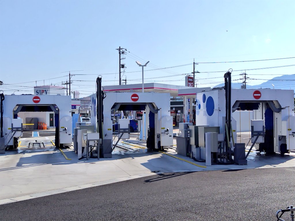 ⛽️カナショクからフルリニューアルした福井県越前市にあるオカモトセルフ越前武生店。以前のクッソ狭い給油施設から隣接地に移転一新して洗車 機3台も要する巨大施設に変わっていて笑ってしまった。全国チェーンのオカモトパワーすげぇぇぇ！！👀