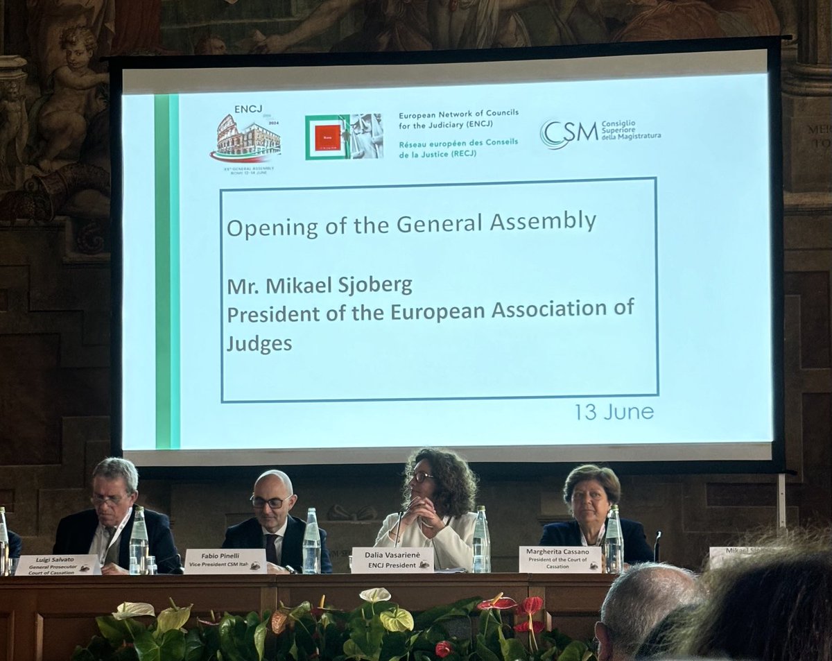 Estoy en Roma, en la reunión de la Red Europea de Consejos de Justicia. España ha tenido el dudoso honor de ser citada, junto con Turquía, Polonia o Hungría, como país cuyo Estado de derecho está en riesgo por la acción del gobierno y del parlamento.