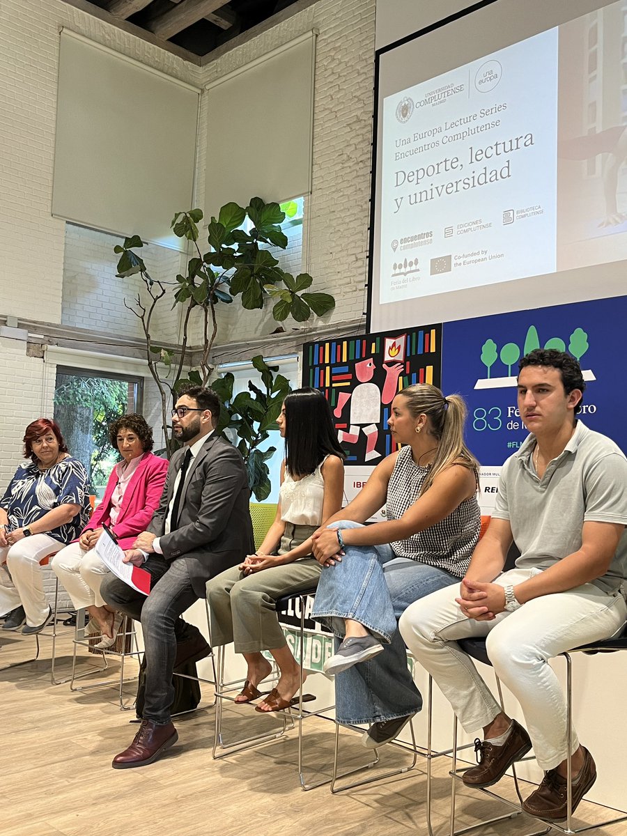 Comienza la mesa redonda "Deporte, lectura y universidad" con la que <a href="/Unicomplutense/">Complutense</a> y <a href="/Una_Europa/">Una_Europa</a> se unen a esta edición de la <a href="/FLMadrid/">Feria del Libro de Madrid</a>, cuyo tema central es el deporte. 
Con estudiantes, docentes, deportistas, periodistas, médicos..
Síguela en directo👉 ucm.es/directo