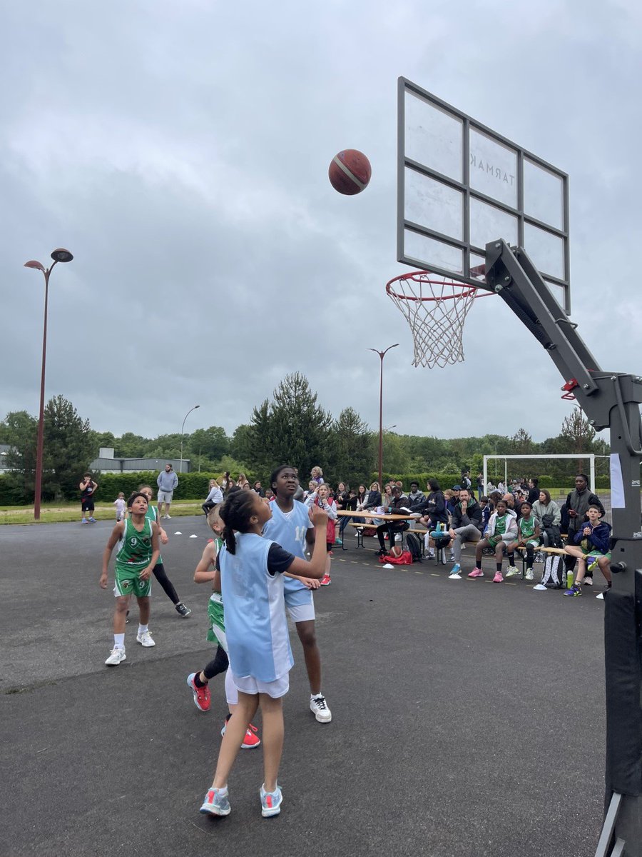 RachClem2's tweet photo. Fête du mini-basket @ffbasketball   @AubeDepartement #HauteMarne @LaChapelleSain1 
300 basketteurs de 7 à 11 ans se sont affrontés dans un excellent esprit. @MAIF  présente avec l'éco-box et le jeu Sport Planète pour découvrir les bons gestes citoyens. https://t.co/UjW35bdueu