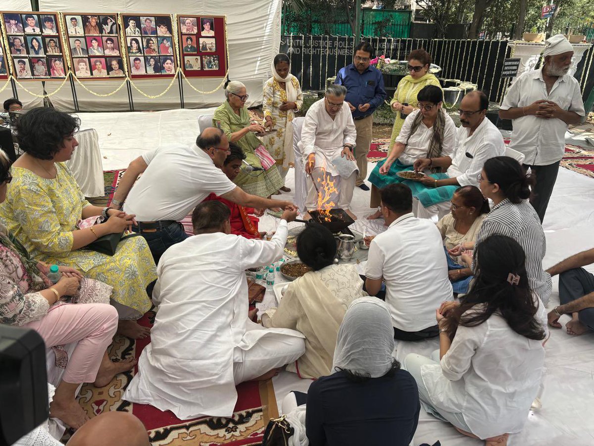Neelamshekhar's tweet photo. Family members of the 59 innocent victims of the #UphaarFire remembering their loved ones. https://t.co/VCyfGOvCNC