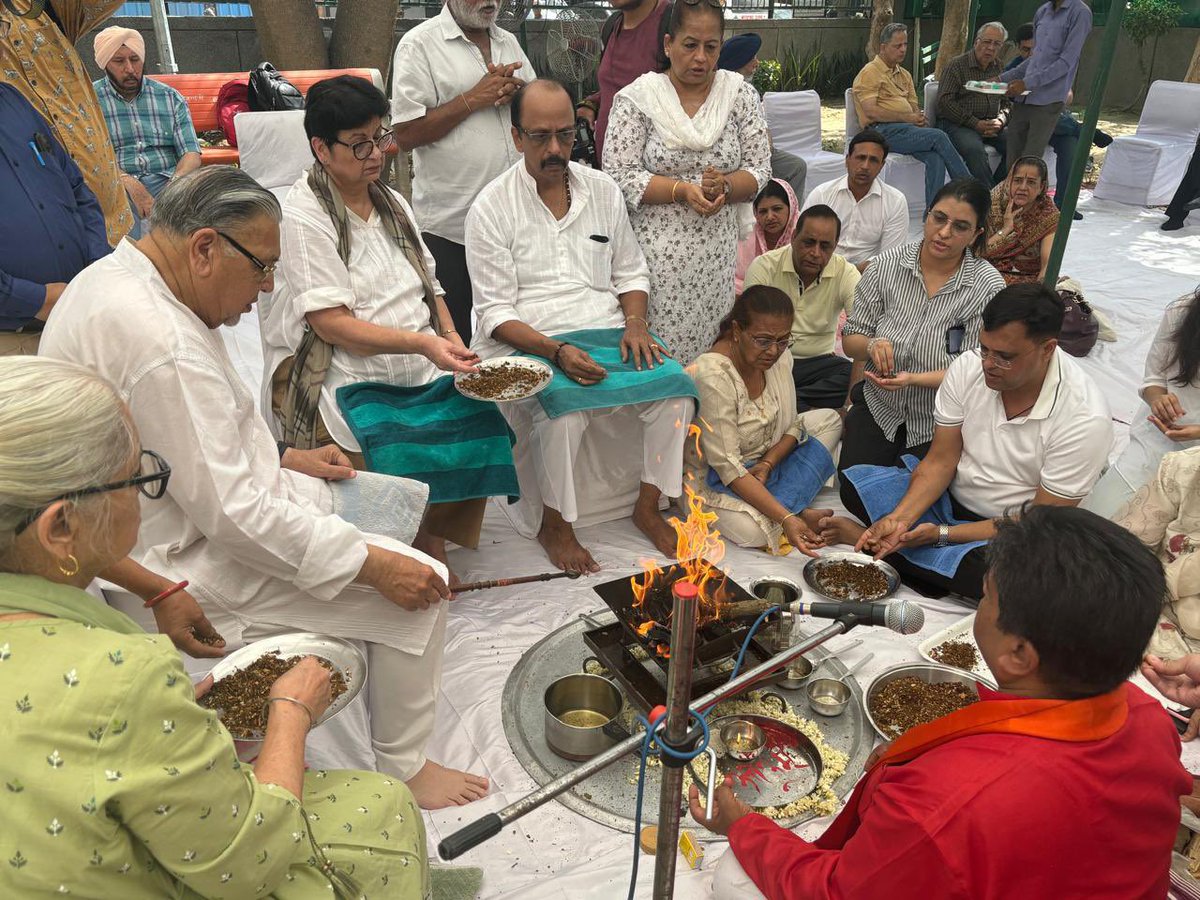 Neelamshekhar's tweet photo. Family members of the 59 innocent victims of the #UphaarFire remembering their loved ones. https://t.co/VCyfGOvCNC