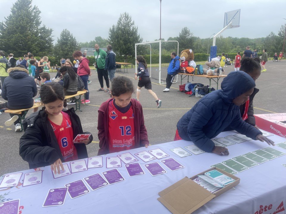 RachClem2's tweet photo. Fête du mini-basket @ffbasketball   @AubeDepartement #HauteMarne @LaChapelleSain1 
300 basketteurs de 7 à 11 ans se sont affrontés dans un excellent esprit. @MAIF  présente avec l'éco-box et le jeu Sport Planète pour découvrir les bons gestes citoyens. https://t.co/UjW35bdueu