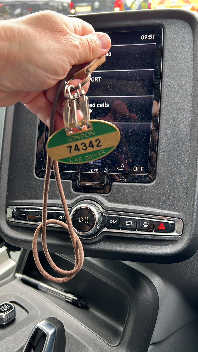 Badge handed in to me at Kings X. Please retweet <a href="/TheLTDA/">The LTDA</a> <a href="/The_LCDC/">London Cab Drivers Club</a>