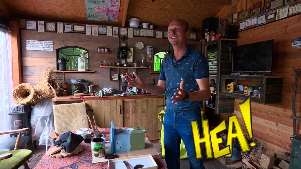 It begûn allegear mei in HEA!-fûgelhokje, mar yntusken hinget de hiele Drachtster Kompenije fol mei aparte fûgelhokjes. Harrie van der Heide set humoristyske teksten op de hokjes ûnder it pseudonym 'Peke'. #HEA! #omropfryslan sjoch hjir nei de útstjoering; omropfryslan.nl/fy/tv/ofleveri…