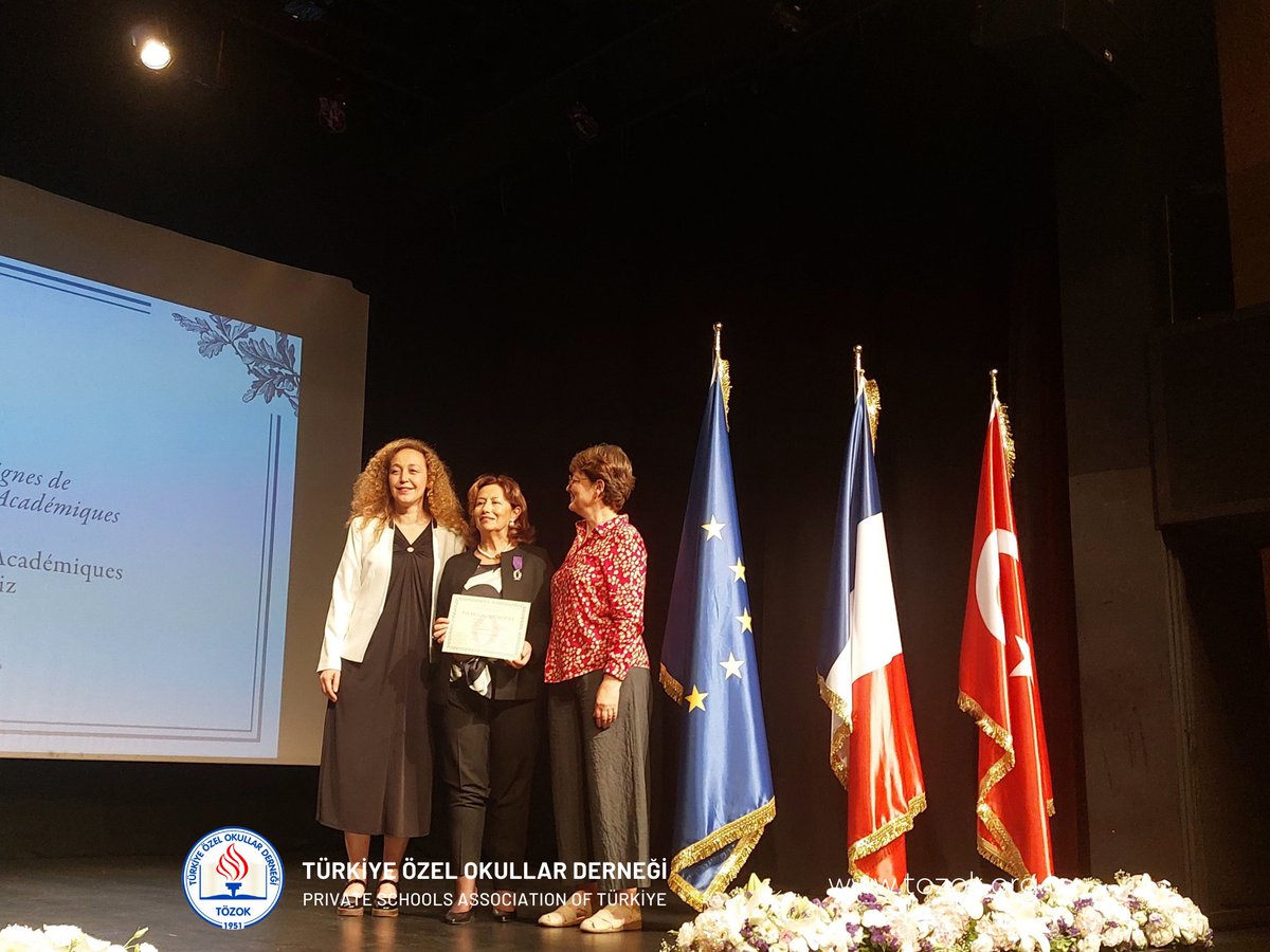 TOZOK1951's tweet photo. Derneğimizin Yönetim Kurulu üyesi,  Ste. Pulcherie Fransız Lisesi Türk Müdür Başyardımcısı Sn. Mina Akcen, Fransa Devleti tarafından ‘Chevalier Dans L’Ordre des Palmes Académiques’ Nişanına layık görüldü. 

Dün, Ste. Pulcherie Fransız Lisesi’nde düzenlenen törende Fransa İstanbul Başkonsolosluğu, Kültür Etkinlikleri ve İşbirliği Müsteşarı Sn. Sylvie LEMASSON  tarafından Mina Akcen'e şövalye unvanı verilerek, madalya takdimi yapıldı. 

Fransa Devleti’nin eğitim, öğretim ve kültür alanında çalışan bilimcilere verdiği Palmes Académiques Nişanı'na (Akademik Palmiye Nişanı) layık görülen Mina hocamızı tebrik ediyoruz.