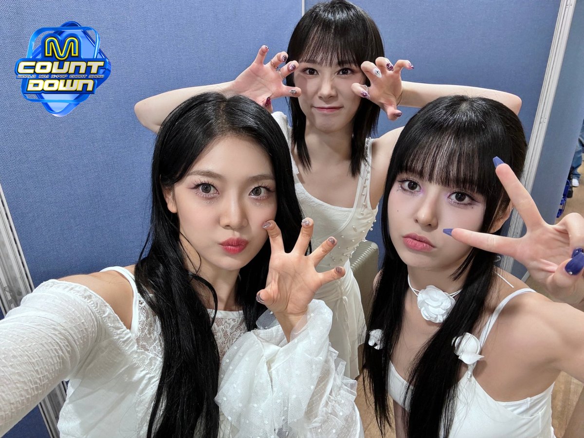 MnetMcountdown's tweet photo. 여러분 흔들다리 효과를 아시나요⁉️
무서운 상황에서 콩닥콩닥 떨리는 것을 
사랑으로 착각하는 거라고 하는데요🫠
이렇게 비주얼 완벽한 좀비들이라면... 🧟‍♀️🧟
확실하게 알 수 있을 ㄳ 같아요
이거 사랑 맞음 ㅇㅇ🫶
#EVERGLOW #에버글로우 #ZOMBIE https://t.co/A8dmlwl0wk