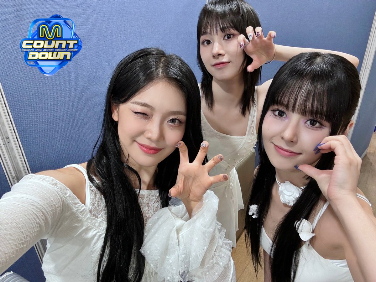 MnetMcountdown's tweet photo. 여러분 흔들다리 효과를 아시나요⁉️
무서운 상황에서 콩닥콩닥 떨리는 것을 
사랑으로 착각하는 거라고 하는데요🫠
이렇게 비주얼 완벽한 좀비들이라면... 🧟‍♀️🧟
확실하게 알 수 있을 ㄳ 같아요
이거 사랑 맞음 ㅇㅇ🫶
#EVERGLOW #에버글로우 #ZOMBIE https://t.co/A8dmlwl0wk