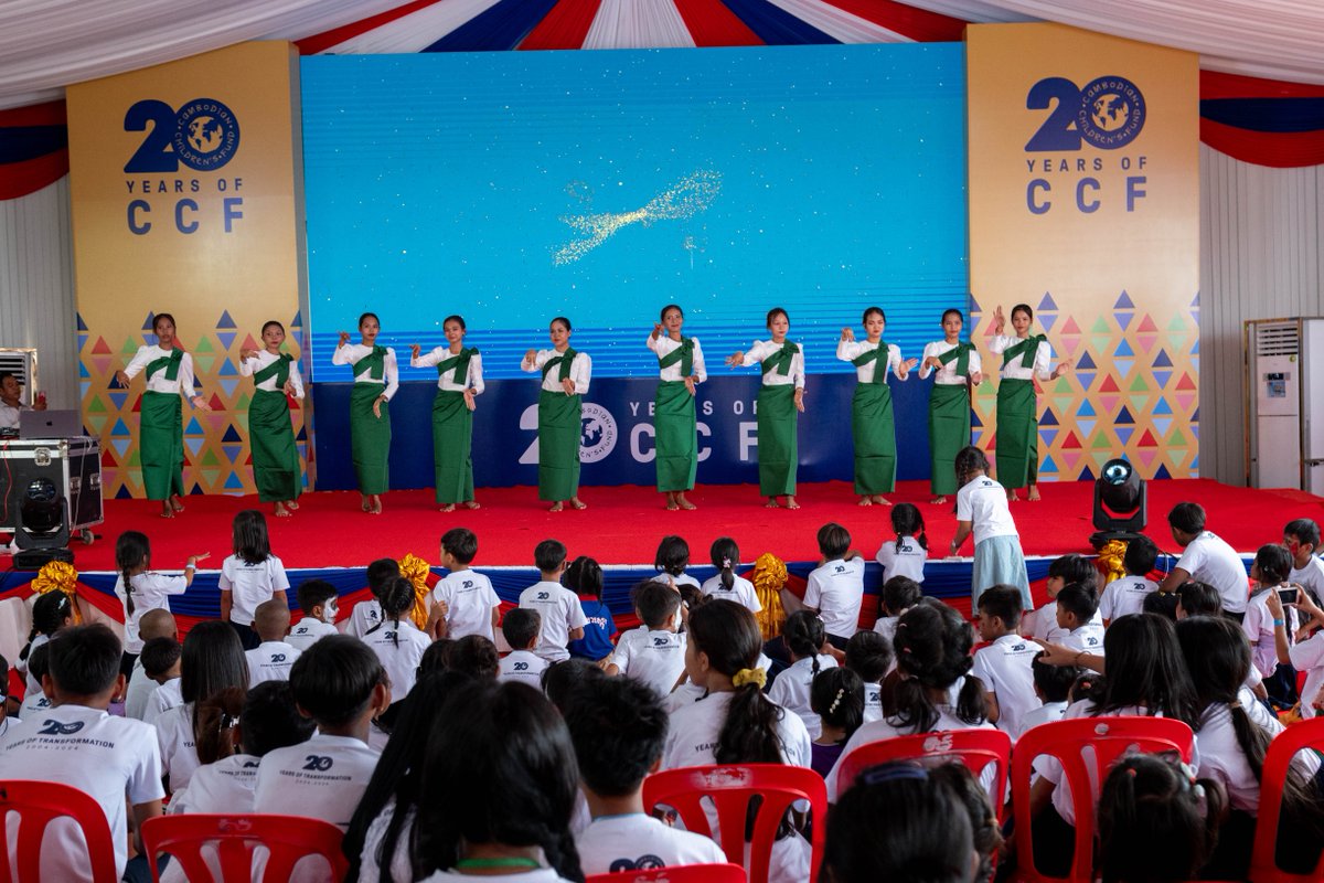 Tweet4CCF's tweet photo. A great student performance that captivated the audience with their rendition of the empowering song, "Khmer Can Do It." Their performance was nothing short of extraordinary, leaving everyone in awe.
#20YearsofCCF https://t.co/R7RrIOGuyO