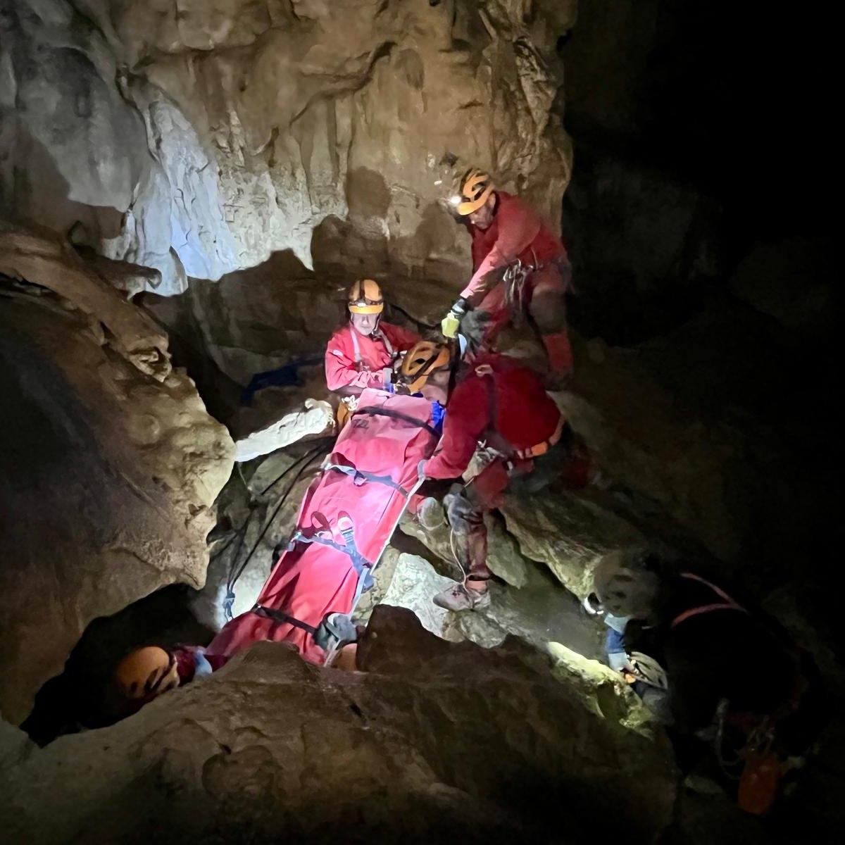 Prefet65's tweet photo. #SecoursSpéléo 👨‍🚒 | Les services de secours ont été alertés, le vendredi 7 juin à 17h30, afin de #secourir un adolescent qui s’est blessé dans la salle Bourdon de la #grotte de la Bouhadère à Saint-Pé-de-Bigorre.

📸 @SDIS65 https://t.co/nDKOuXOAng