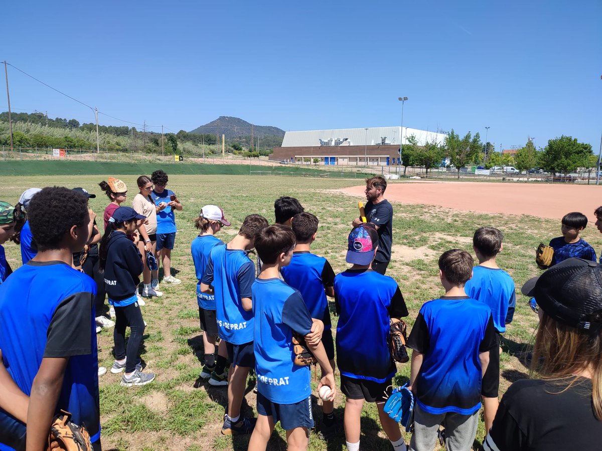 Algunes imatges de la matinal d’esports que van gaudir els alumnes de 1r d’ESO al Congost. Van poder practicar beisbol i vòlei. #omsideprat @PedreraFundacio