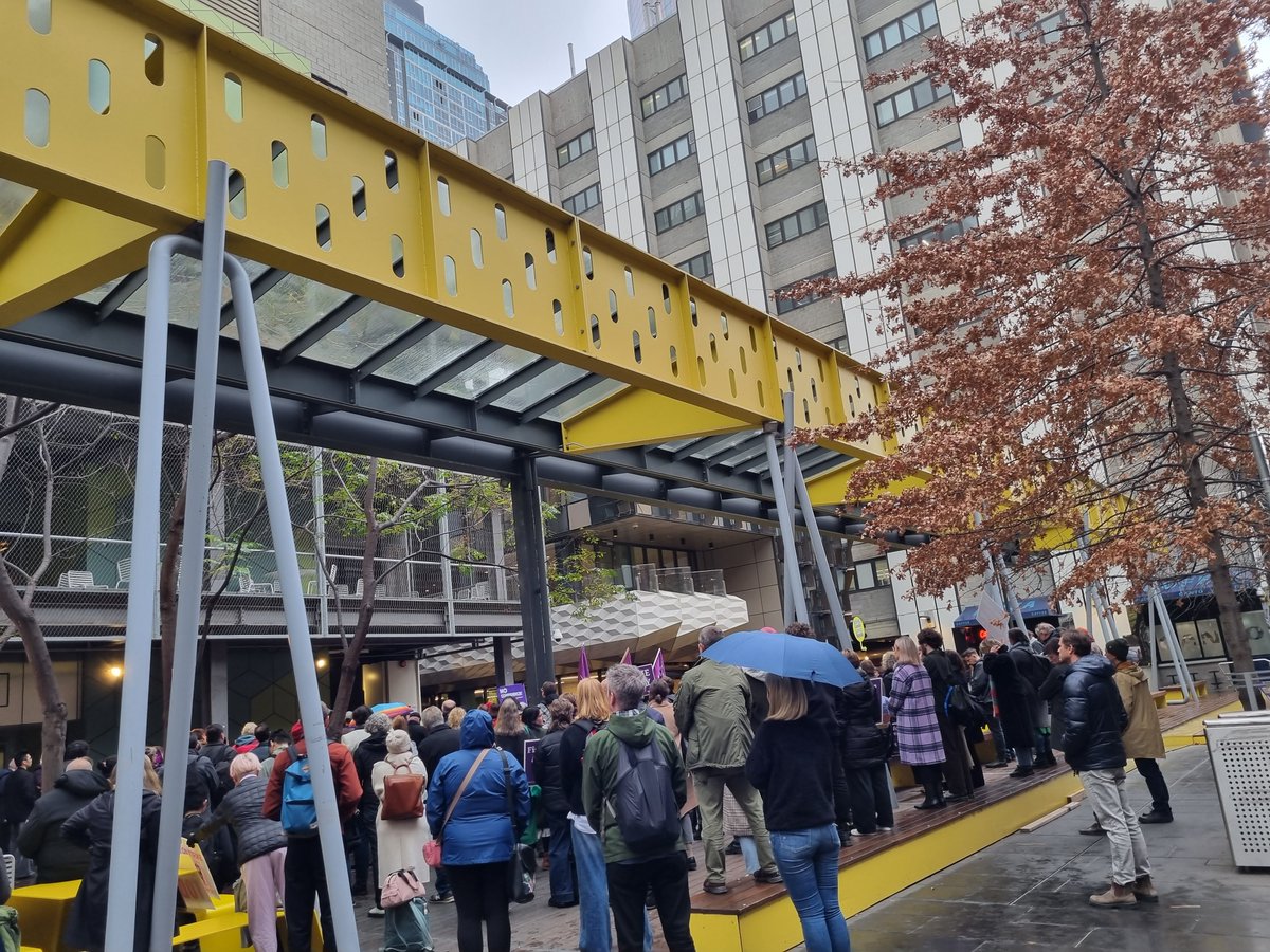 NTEU_RMIT's tweet photo. RMIT members deliver vote of no confidence in VC Cameron and DVC VE Eastman for their mishandling of Enterprise Bargaining.......1099 days and waiting.... https://t.co/4eOHWO4HUM