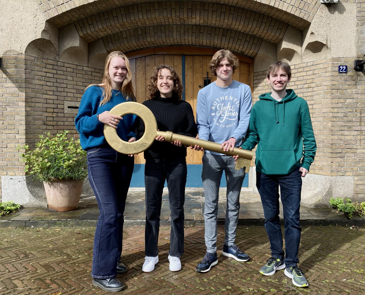 Dit zijn Marieke, Nienke, Robin en Yoeri, studenten van de Reinwardt Academie. De afgelopen weken liepen zij een mini-stage om een adviesrapport te schrijven over hoe wij de comités van Open Monumentendag beter kunnen ondersteunen. Vandaag presenteren ze hun rapport. 🙌🙏