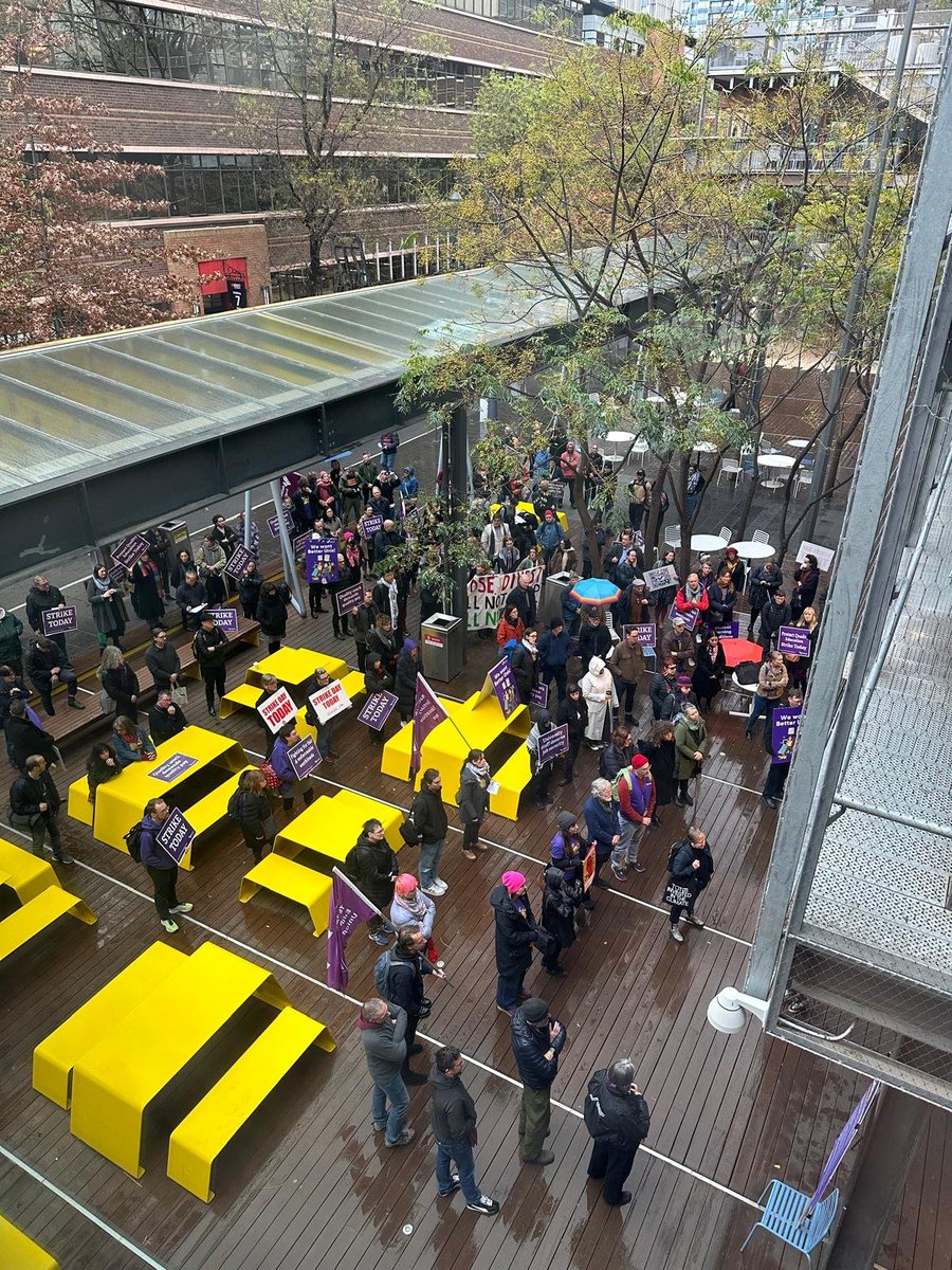 RMIT members deliver vote of no confidence in VC Cameron and DVC VE Eastman for their mishandling of Enterprise Bargaining.......1099 days and waiting....