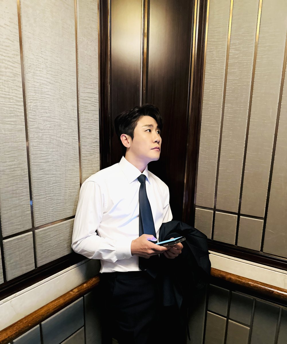 YOUNGTAK_ABYSS's tweet photo. [📸]

수트탁💙

#영탁 #YOUNGTAK https://t.co/JiWb1A70TO