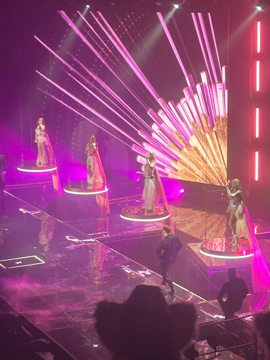katrinawhitex's tweet photo. I have no words 🤍✨ https://t.co/Li7nglYh0d