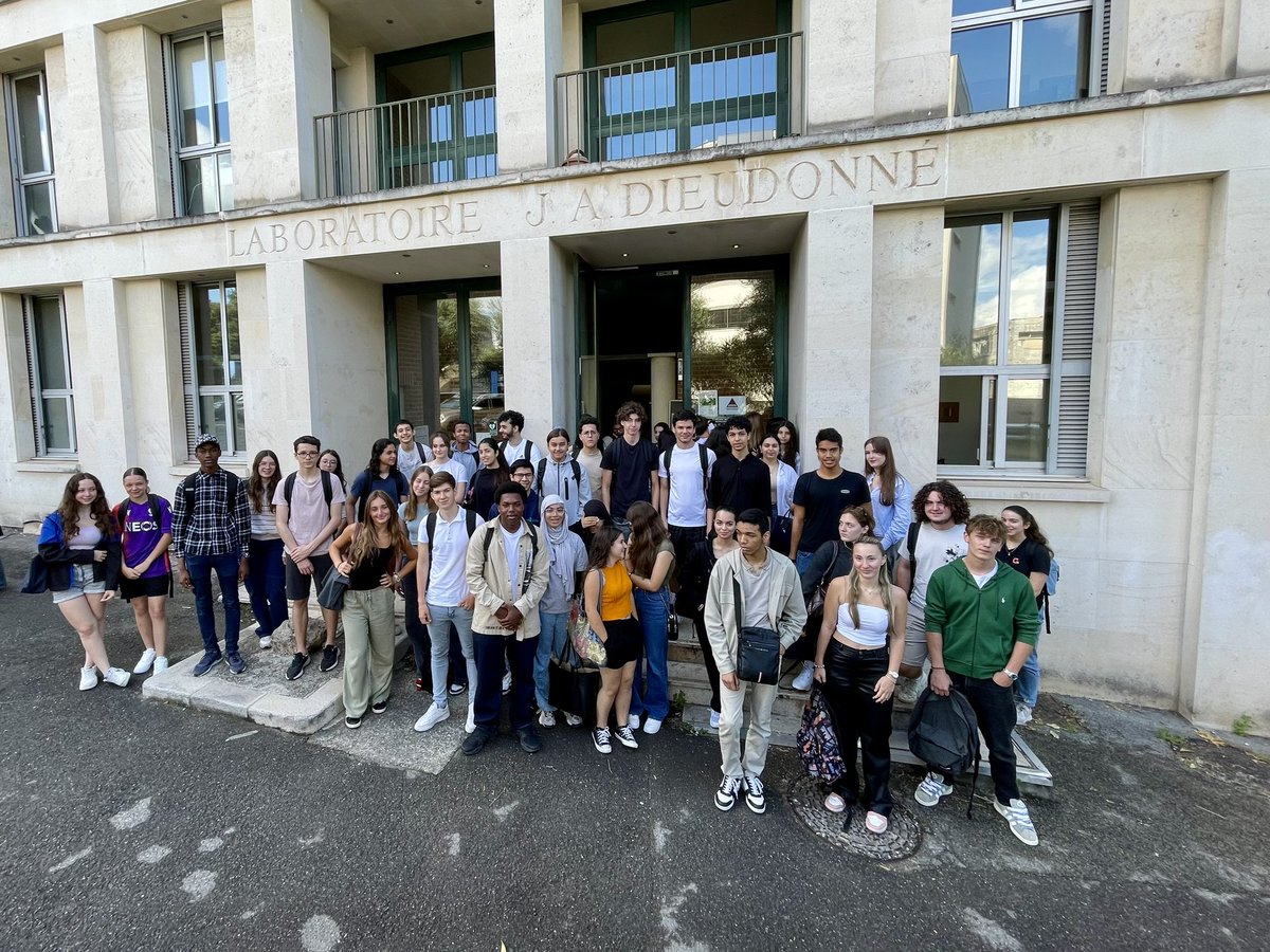 Mathemarium's tweet image. Ns recevons pour 2 jours au @LjadNice 60 filles et garçons (à parité) de 2nde pour un stage #MathC2+. Au programme : 
- Groupe fondamental
- Graphes aléatoires 
- Caractéristique d&apos;Euler
- Escape-Game
- Robotique &amp;amp; code
- Machine Learning
Et bien sur visite du labo et du #fablab