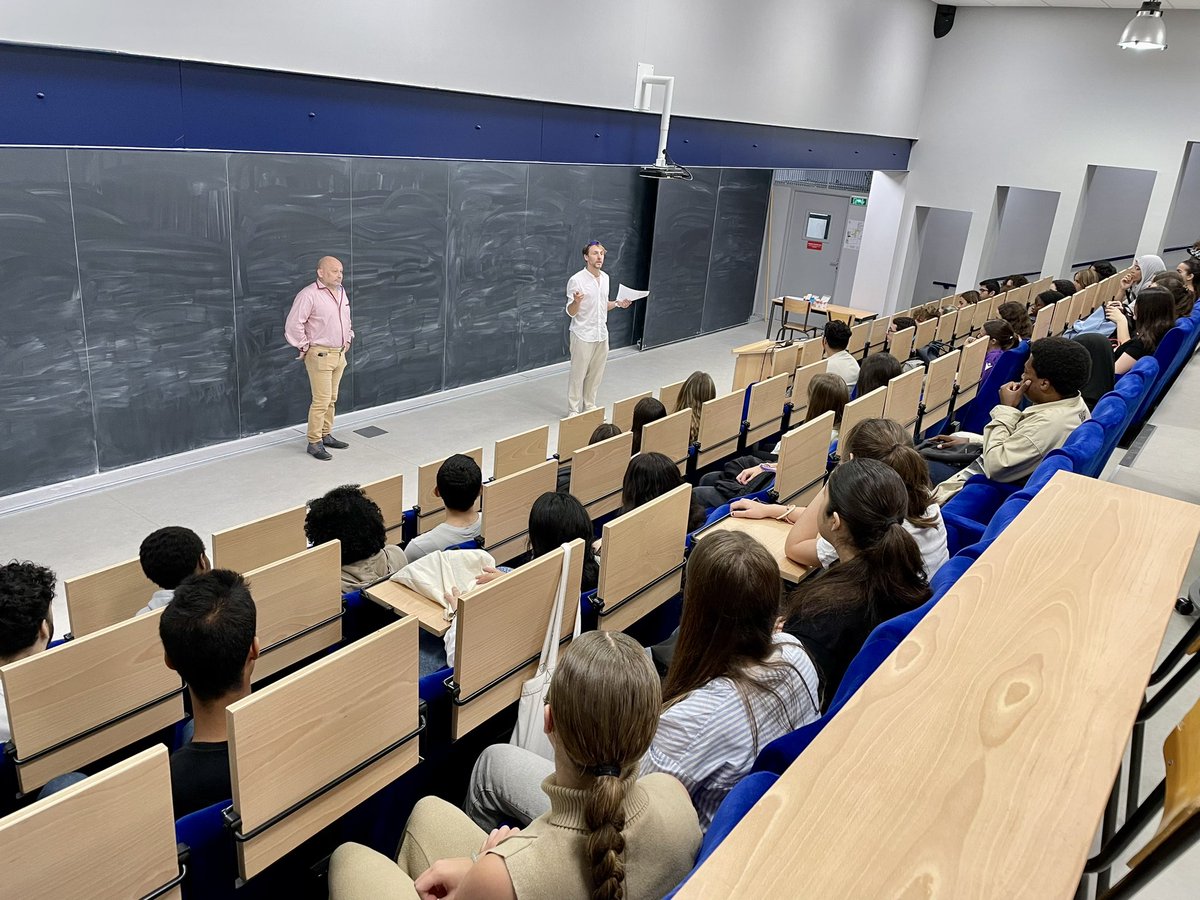 Mathemarium's tweet image. Ns recevons pour 2 jours au @LjadNice 60 filles et garçons (à parité) de 2nde pour un stage #MathC2+. Au programme : 
- Groupe fondamental
- Graphes aléatoires 
- Caractéristique d&apos;Euler
- Escape-Game
- Robotique &amp;amp; code
- Machine Learning
Et bien sur visite du labo et du #fablab