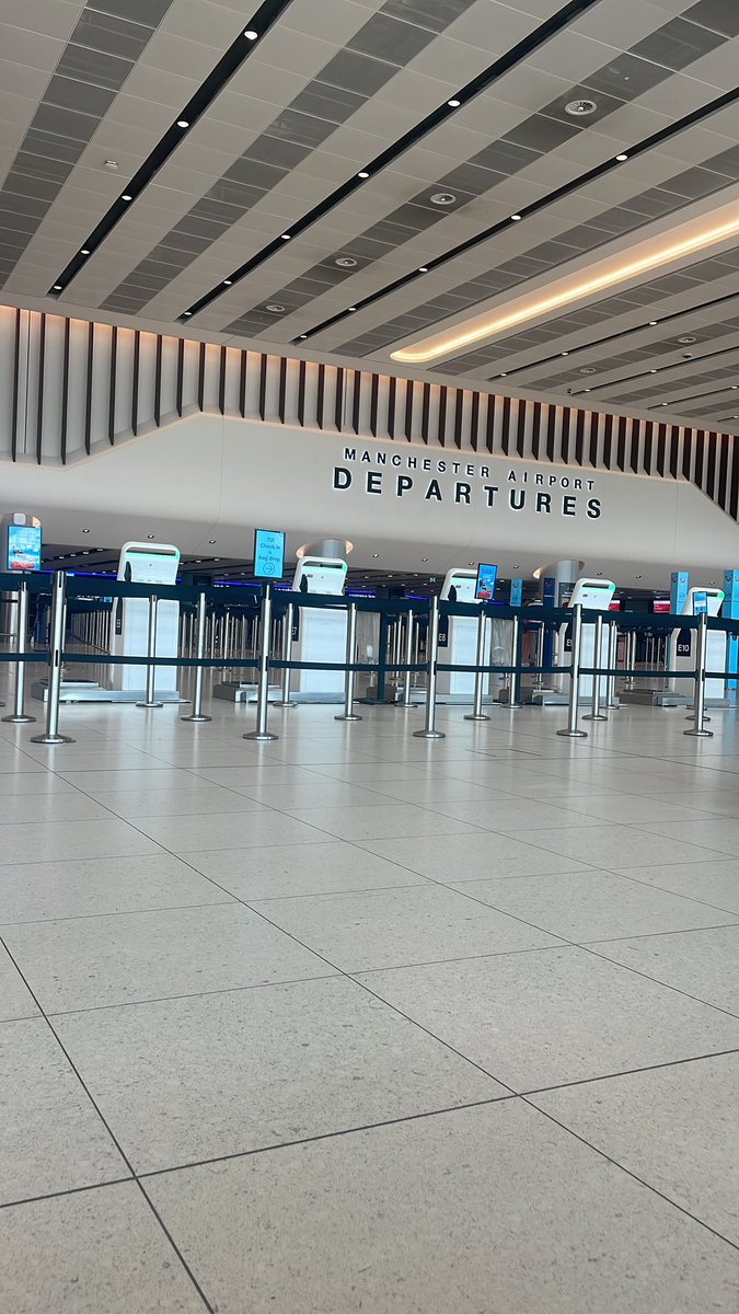 amyhessey's tweet photo. @Syndicate  HELP! where do we put our suitcases 🧍🏻‍♂️🧍🏻‍♂️ i’m just a gUrl🧎‍♀️ https://t.co/cBmfgs2ifb