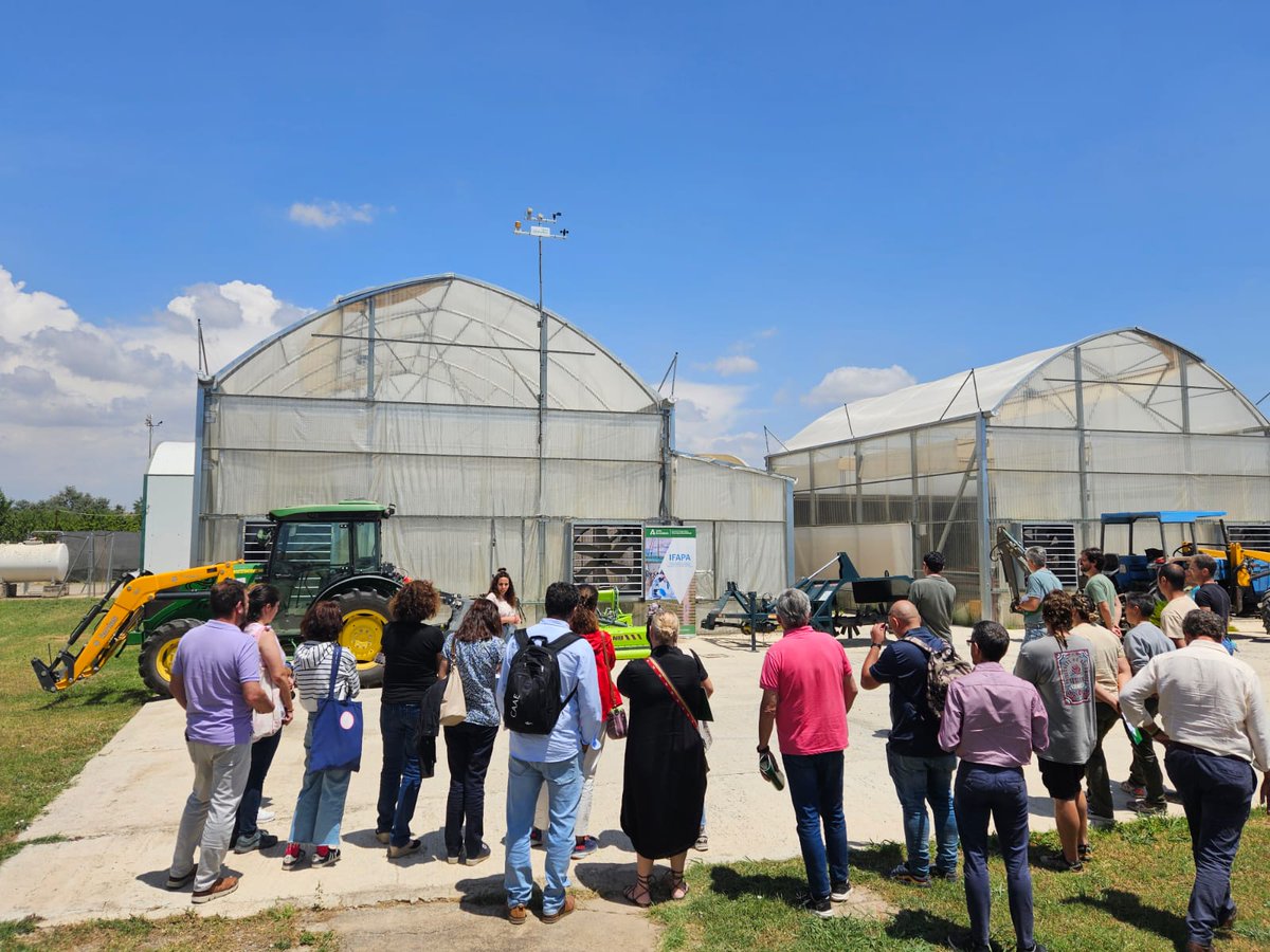 IfapaJunta's tweet image. El #IFAPA traslada al sector su experiencia para #compostar los residuos orgánicos de #frutales y cultivos #extensivos de #Andalucía 

Se ha instalado una planta experimental de #CompostAnd para transferir el conocimiento a los agricultores🧑‍🌾

🔗Léelo en: lajunta.es/4v986