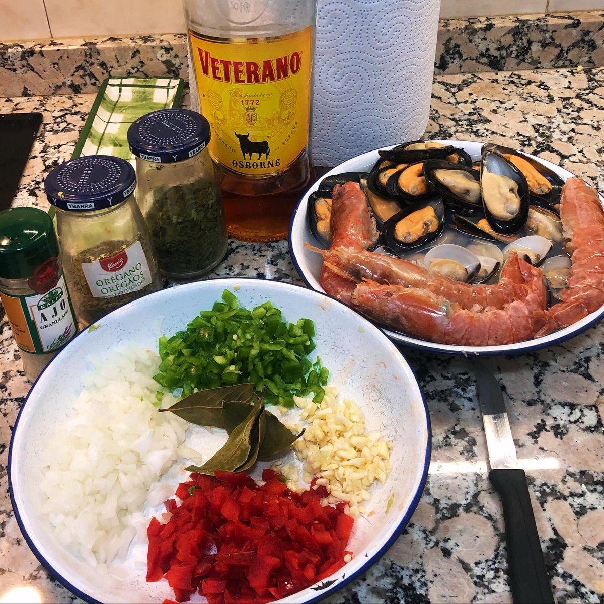 PabloRiegoBravo's tweet photo. Hoy nos vamos a preparar unos gambones con almejas y mejillones “A la Marinera…”
🤦🏻♂️🤗😘😋🦐🦐🦐🦪🦪🥂🍾⛱️🌊
#mar #marinera #gambones #mejillones #almejas #comidacasera #sabores #ricorico #familia #salsita #pringue #chuparselosdedos #mami #amordemadre https://t.co/HKgb1BsfFZ