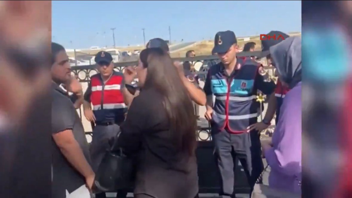 Gebze Alaettin Kurt Anadolu Lisesinde mezuniyet töreni için gelen kız öğrencilerimiz kıyafetlerinden dolayı okuldan dışarı çıkarılmışlar.
Dün "Başörtü zulmü " yaşamış olanlar.
Bugün "İntikam " derdine düşmüşler.
Hadsizler!
Nasıl kıyafet istiyorsunuz?
<a href="/tcmeb/">Millî Eğitim Bakanlığı</a> ses ver.