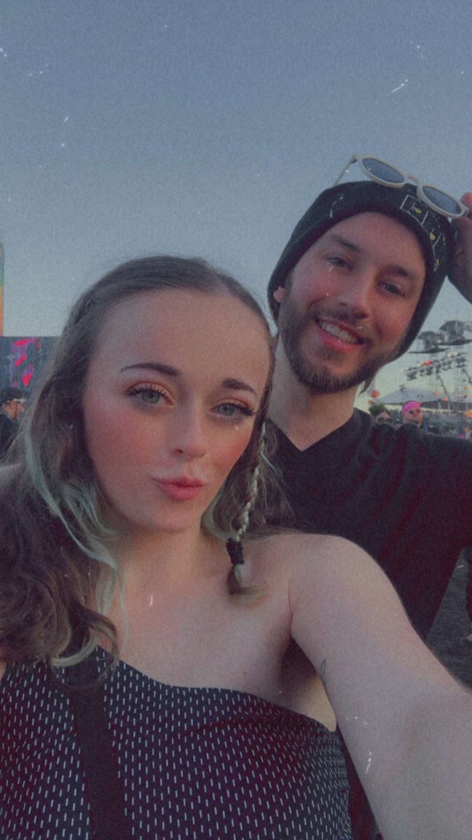 QveenBeckoo's tweet photo. I love you even when you lose my glasses at a music festival https://t.co/dmdTNofHBH