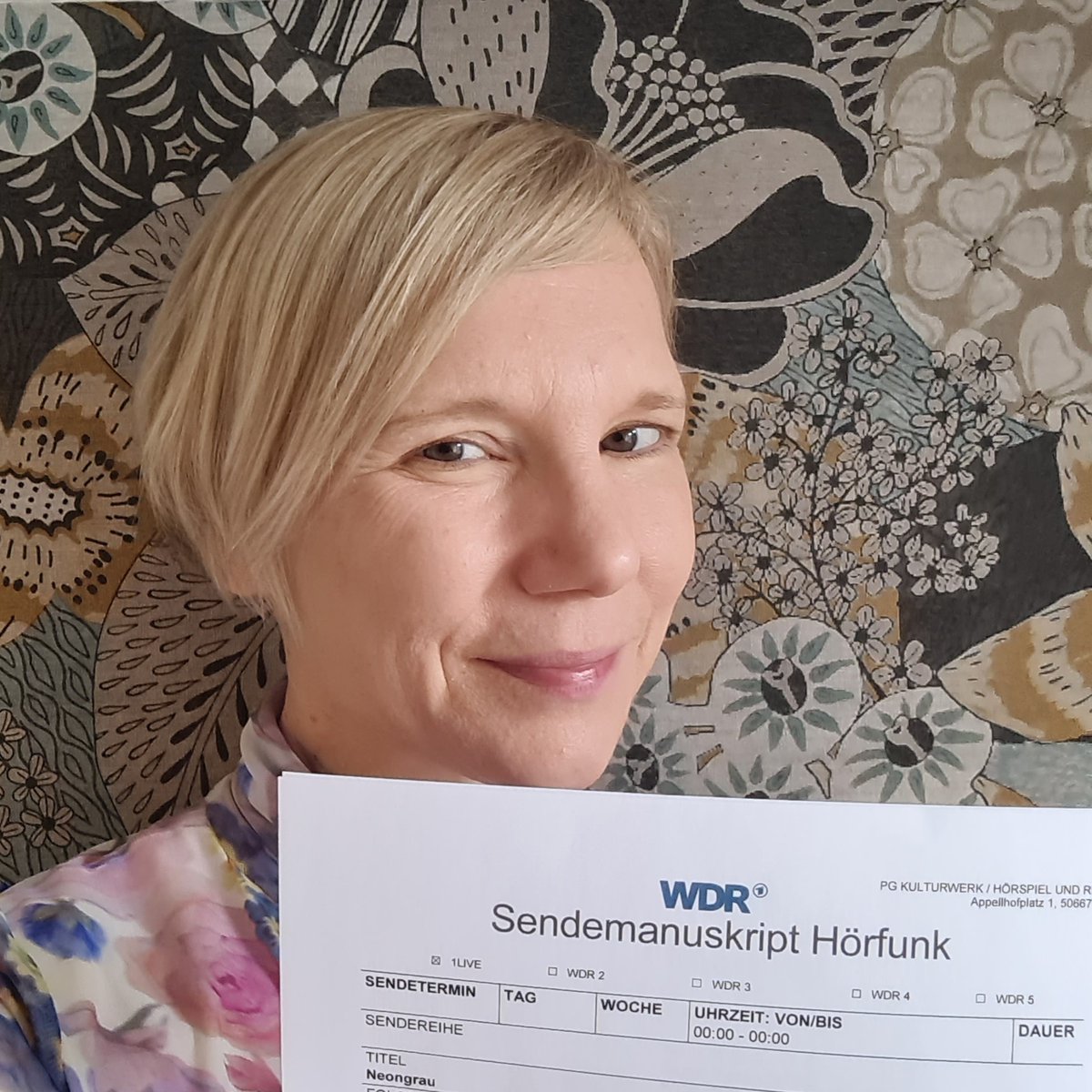 Es ist fertig ! ! !
Aus 500 S. Roman ein 12-Episoden #WDR #Hörspiel geschrieben:
#Neongrau !
Martin Zylka, der bereits bei #3Sonnen von #CixinLiu Regie geführt hat, wird das auch bei Neongrau machen :)
Wer spielt Go Stuntboi? Phoenix? ELLL? Ren? EPOS?
...dazu bald mehr :)