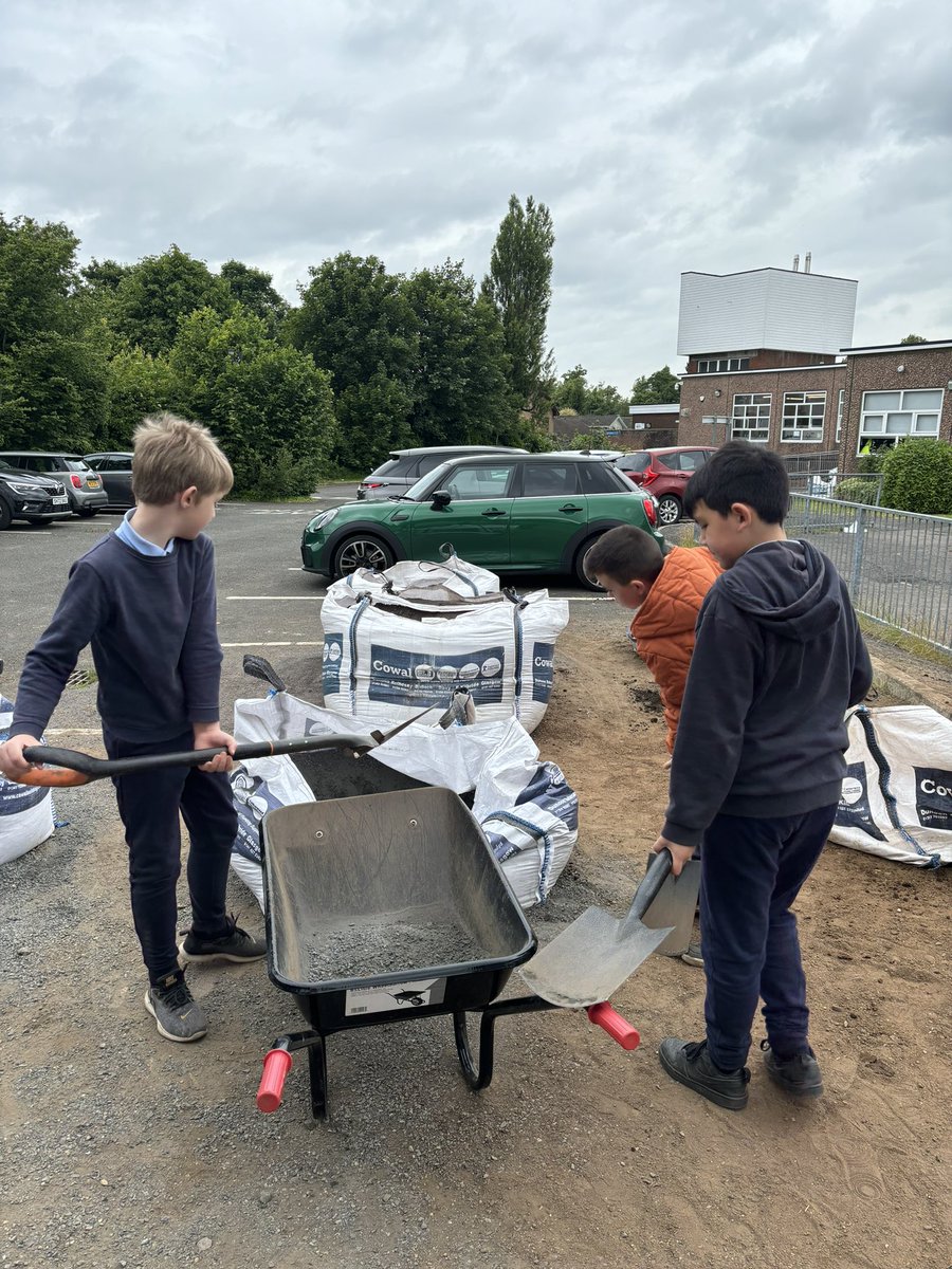 mrsbryan_'s tweet photo. Primary 5 have been helping with the creation of the school garden @stcatherinespsy Lots of hard work and determination from all! https://t.co/7RdNxMKi5J