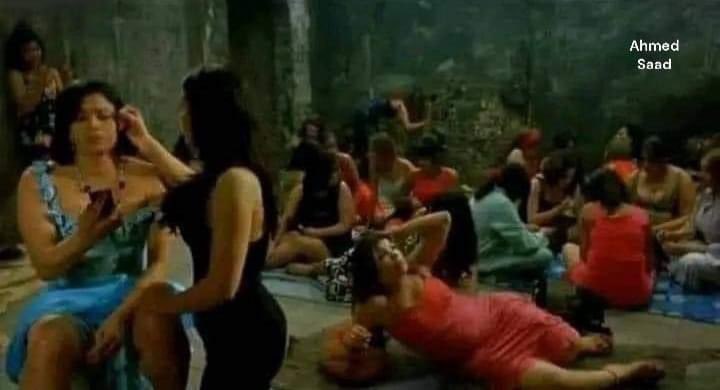 يون الوقفة لما اعدي من قدام الكوافير و الباب مفتوح