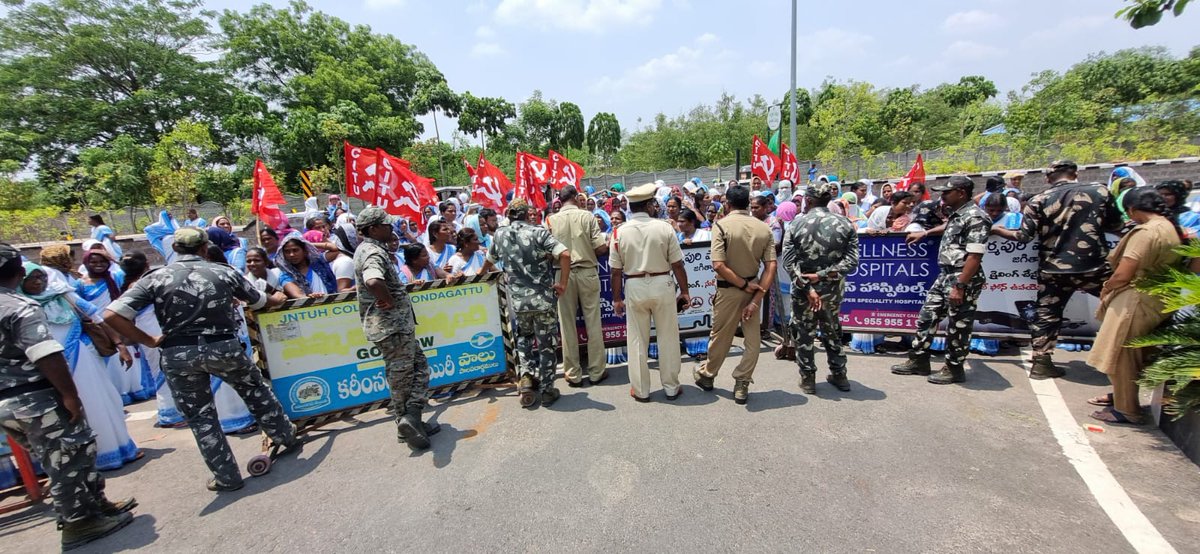TeluguScribe's tweet photo. 4 నెలల నుండి జీతాలు ఇవ్వట్లేదని కలెక్టరేట్ ముందు ఆశ వర్కర్ల నిరసన 

జగిత్యాల - అందరికి ఒకటవ తేదీనే జీతాలు వేస్తున్నామని గొప్పలు చెప్పుకుంటున్నారు కానీ గత 3,4 నెలల నుంచి మాకు జీతాలు ఇవ్వట్లేదని కలెక్టరేట్ ముందు నిరసన తెలుపుతున్న ఆశ వర్కర్లు. https://t.co/7nDE3racJ0