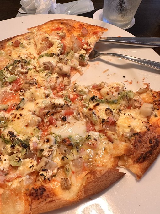 ちょいと食べにくいがゴルゴンゾーラが効いていて美味い 