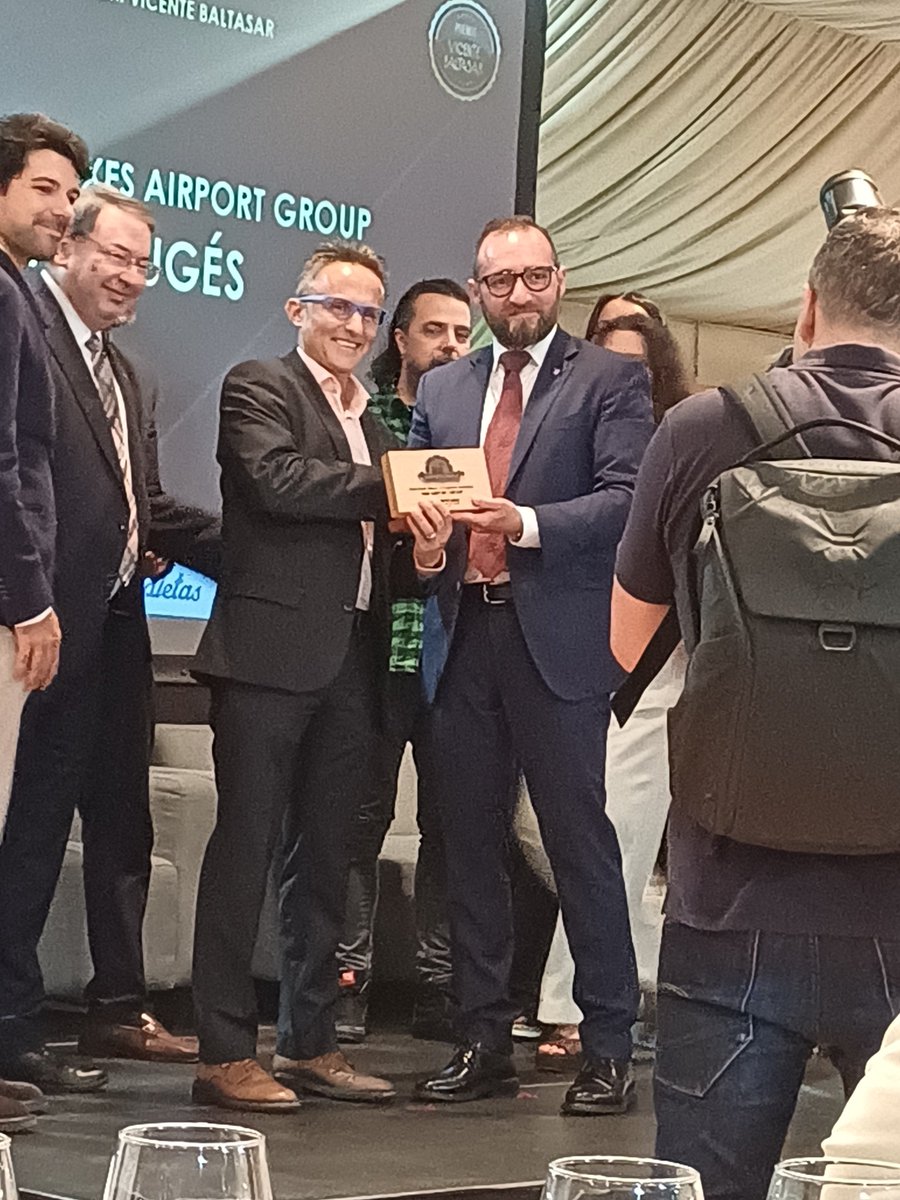 jordgili's tweet photo. Un goig poder assistir al quart sopar d'El Prat Empresarial on s'ha reconegut @periodicdelta i en David Puges, gerent de @MBEAirport  que han rebut el memorial Vicente Baltasar. Enhorabona als dos pel merescut reconeixement. @LluisaMoretSabi @PerezJP_ https://t.co/TZ1LfkDoaR