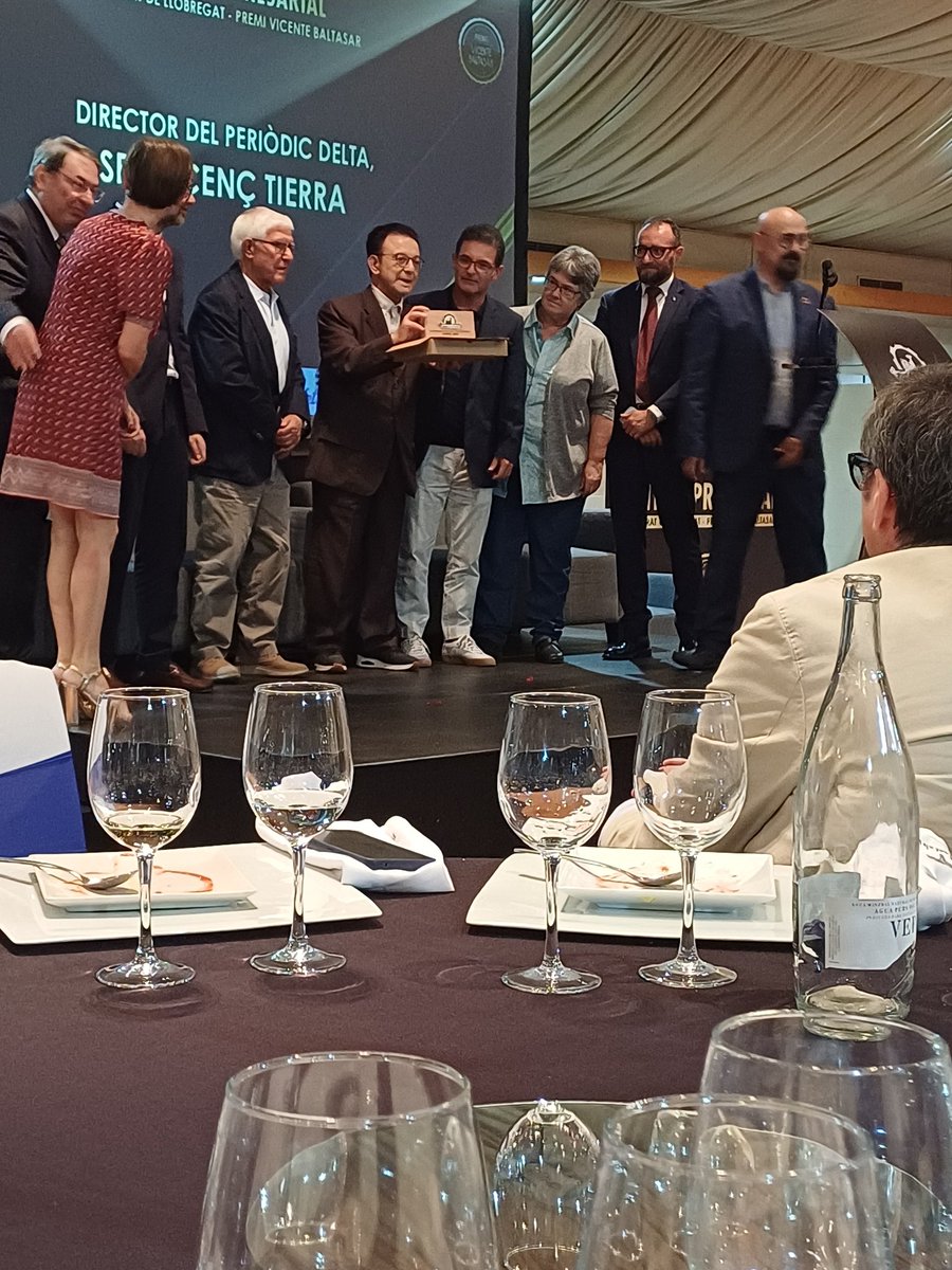 jordgili's tweet photo. Un goig poder assistir al quart sopar d'El Prat Empresarial on s'ha reconegut @periodicdelta i en David Puges, gerent de @MBEAirport  que han rebut el memorial Vicente Baltasar. Enhorabona als dos pel merescut reconeixement. @LluisaMoretSabi @PerezJP_ https://t.co/TZ1LfkDoaR