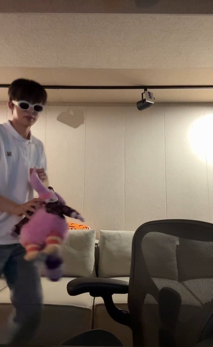 meonimeonii's tweet photo. 브이앱> 버블
시대가 바뀐다고 한비이가 바뀐다고는 안 했다 https://t.co/iIwiKxIUrE