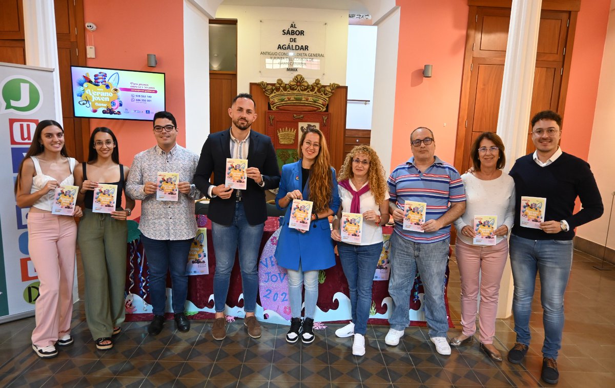 GranCanariaJven's tweet image. La consejera @OlaiaMoran, el teniente alcalde de @AytoGaldar, @juliomcastillo_  y el concejal de Juventud, Antonio María Benítez, han presentado el programa “Verano Joven Gáldar 2024”.☀️

#programa #verano #gratis #ocio #diversion #Galdar #jovenes #juventud #GranCanaria
