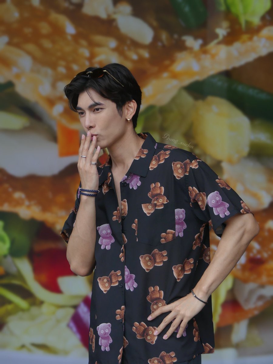 ORDI91Mew's tweet photo. 나 저 셔츠 좋아 https://t.co/9cpXZqJD3U
