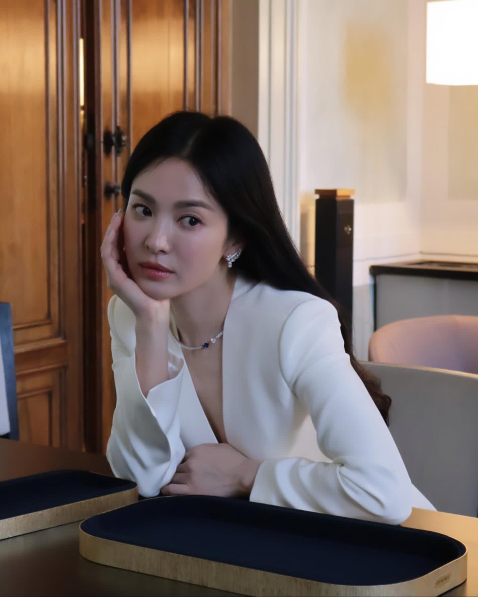 hyyekyo's tweet photo. in my elegant white dress, adorned with the timeless beauty of chaumet, i’m the stunning spark that ignites your soul. every jewel, every detail, glows with the promise of a captivating moment. ✨💍 https://t.co/r6ZljMvPcE