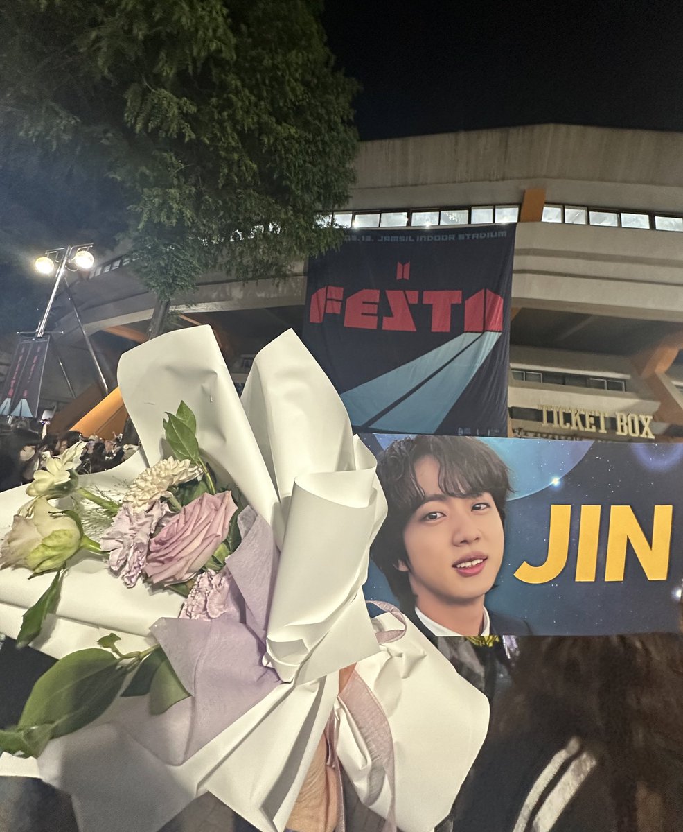 jinypower1005's tweet photo. 帰りにソクジニがアミ4000人に花束くれて大泣き😭😭😭😭😭😭😭😭😭😭😭😭😭😭😭😭😭😭😭😭😭😭😭 https://t.co/GJpcyPZisT