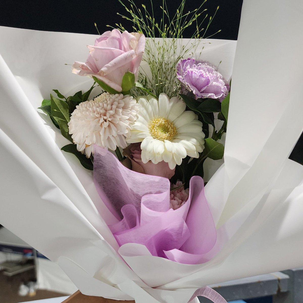 mhereonlyforbts's tweet photo. AFTER THE PERFORMANCE SEOKJIN GIFTED FLOWERS TO ARMYS OMG💜🥺 https://t.co/fOEiIylS8h