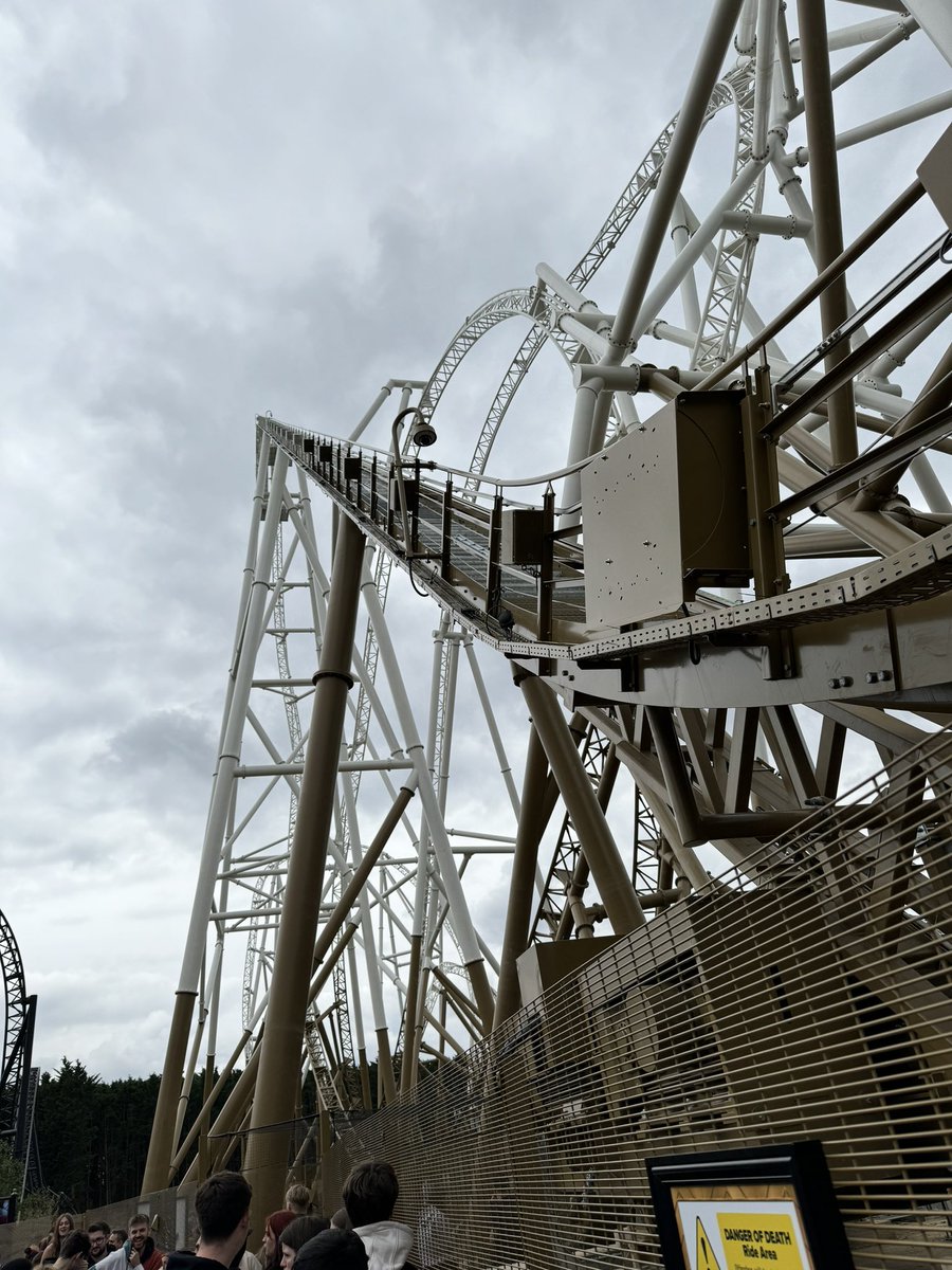 MCRadDog's tweet photo. @THORPEPARK 2 rides on Hyperia have been incredible. These light covers are a lawsuit waiting to happen, especially when the covers get peeled off! I’d round the corners off before you end up with a payout… https://t.co/0AWikS36zh