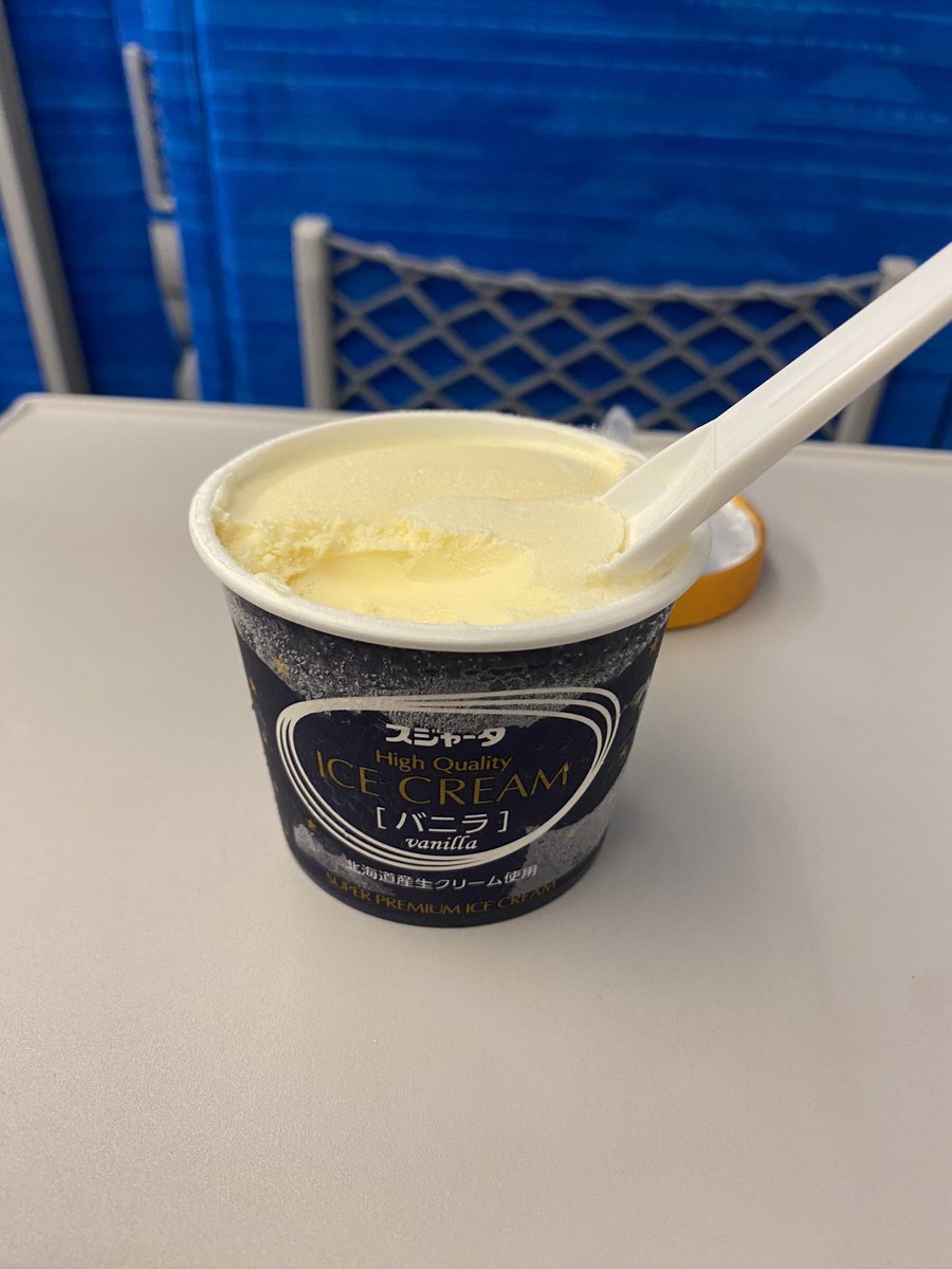 bacchi06's tweet photo. ｼﾝｶﾝｾﾝｿﾝﾅｶﾀｸﾅｲｱｲｽ食べてる https://t.co/ggOlv3xzqu