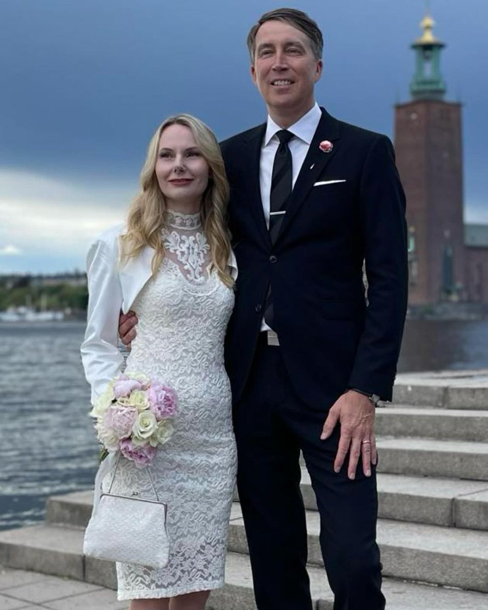 BlomAfs's tweet photo. I går, den 12 juni, firade vi silverbröllop genom att förnya våra löften inför några närvarande vänner på Riddarholmen i Stockholm. Vill passa på att rikta ett stort tack till de närvarande. https://t.co/QZKaND9XoX