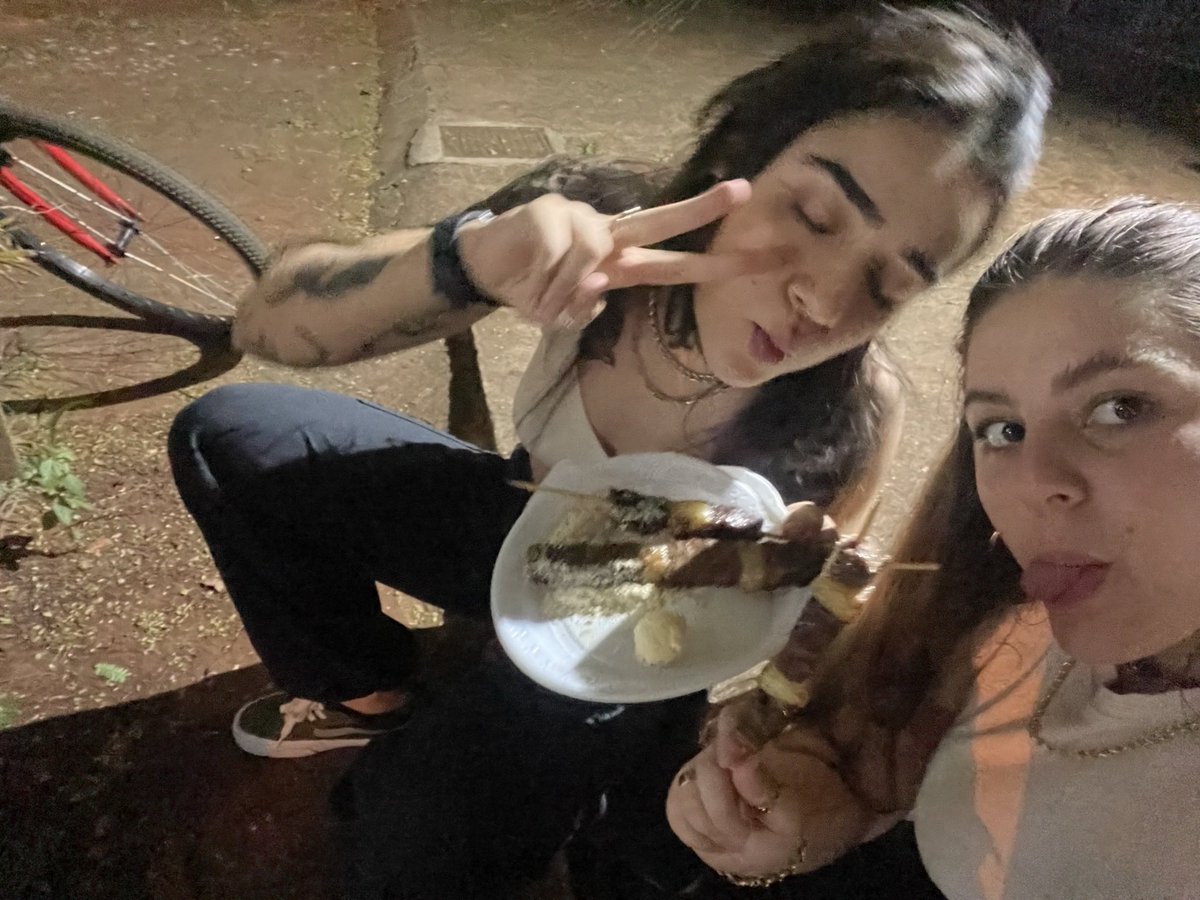 eu &amp; ela comendo espetinho na bera da rua sentadas no meio fio 💘🙏🏻💐✨🍀