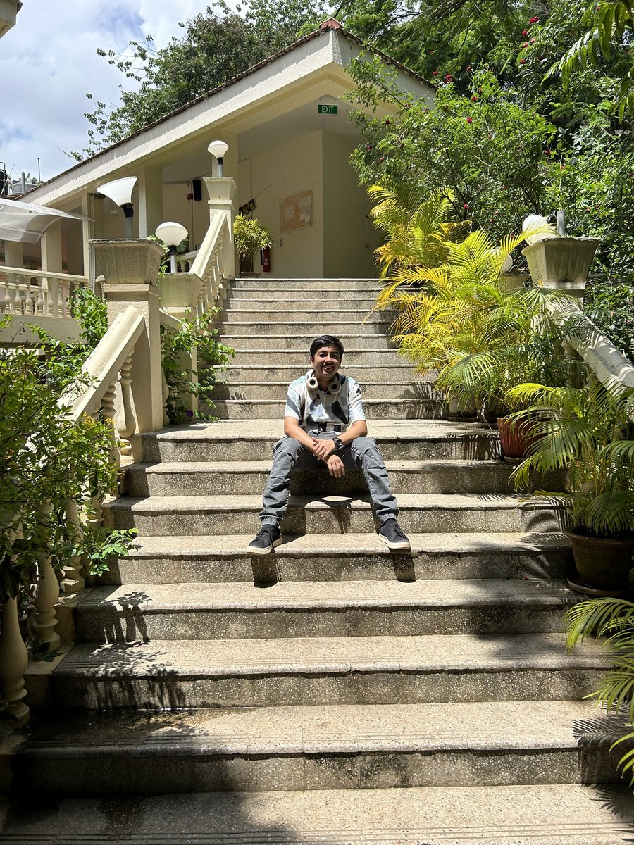 Sidhanth_here's tweet image. Visited IISC campus today and now I want to do research 

The campus is literally amazing and the labs are also fab